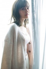 生田絵梨花、ボディラインあらわな幻想的ショット公開【卒業記念本先行