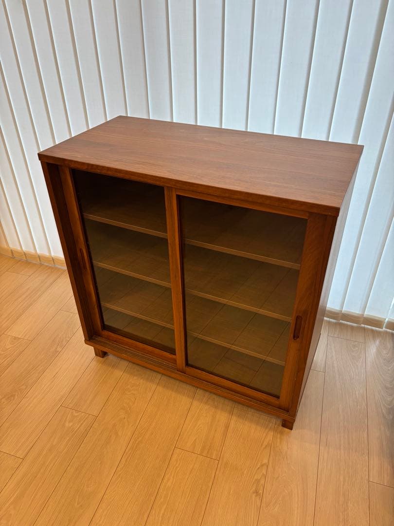 無印良品　脚付き　キャビネット　ガラス扉引戸タイプ